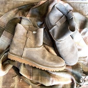 Perforated short Uggs taupe boots